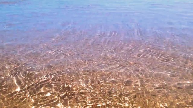 Peque&ntilde;as olas en la playa de Oyambre, Cantabria