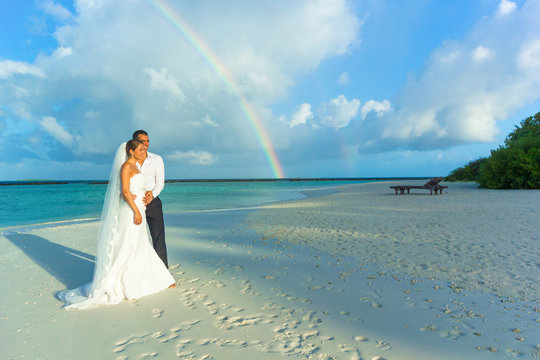 Frisch verheiratet auf den Malediven mit Regenbogen