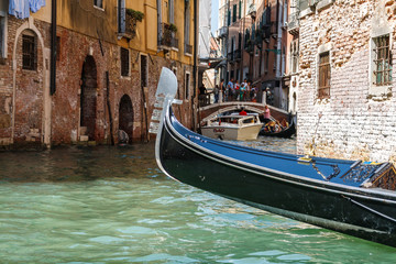 Fototapeta na wymiar Gondelfahrt in den Kanälen von Venedig, Italien