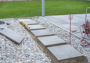 Trittplatten verlegen, Außenanlagen
