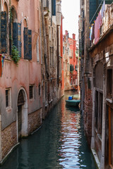Fototapeta na wymiar Wasserweg Kanal in Venedig, Italien