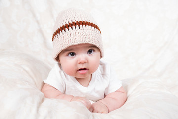 Portrait von süßem Baby mit Strickmütze