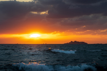 Obraz premium 軍艦島と夕陽