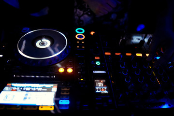 Fototapeta na wymiar Dj mixes the track in the nightclub at party