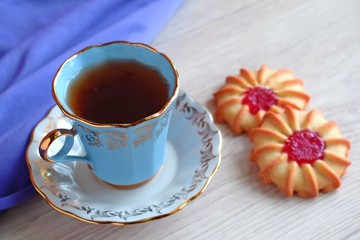 Obraz na płótnie Canvas Fresh fragrant tea and cookies with strawberry jam.