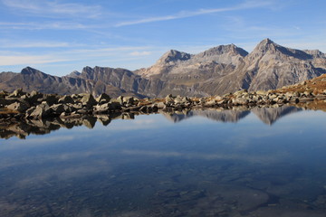 Fototapeta na wymiar Zauberhafte Alpenlandschaft am Bergseeli (Splügenpass)