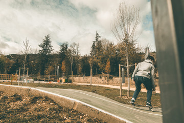 Fototapeta na wymiar Guy skateboarding in a park