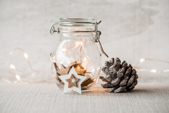 Moderne schlichte helle Weihnachtsdeko