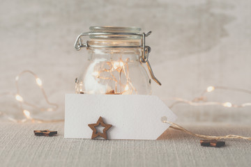 Moderne schlichte helle Weihnachtsdekoration im Vintagestil