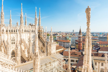 Statue blanche au sommet de la cathédrale Duomo et vue sur la ville de Milan
