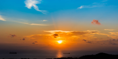 Obraz premium beautiful sunset over the sea