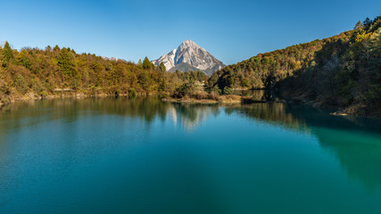 Naklejka premium Ambiesta. Lake of Verzegnis. Autumn reflexes