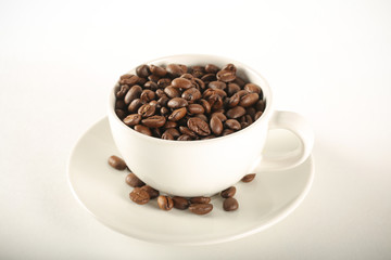 кофе свежий стоит на столе 