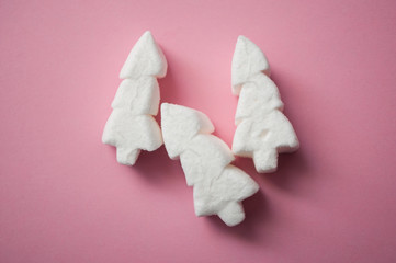 Obraz premium closeup of white marshmallows in shaped fir on pink background