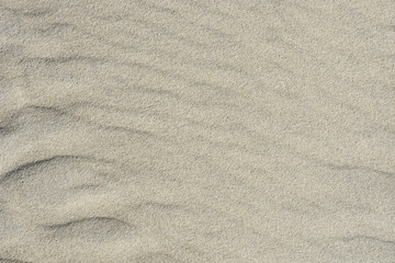 Fototapeta na wymiar Sandskulpturen. Gefrorene Wind-Wellen aus Sand