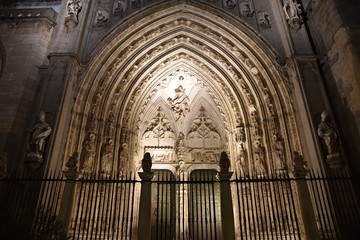 Portail de la cathédrale de Tolède la nuit, Espagne