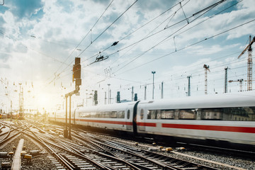 Zug fährt vom Frankfurter Bahnhof ab - obrazy, fototapety, plakaty