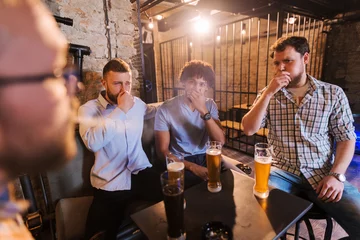 Crédence de cuisine en verre imprimé Bar Man smoking in pub and his friends coughing.