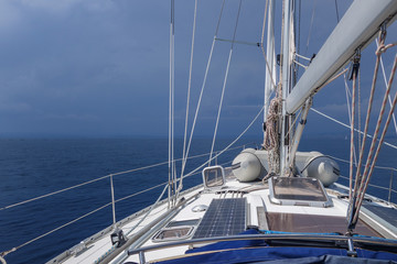 Auf See, dem Gewitter entgegen