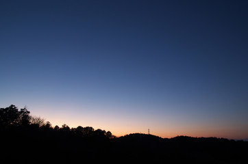 夕景　低山のシルエット
