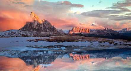 Wunderschöner Sonnenuntergang am Passo Giau in der Dolomiten - obrazy, fototapety, plakaty