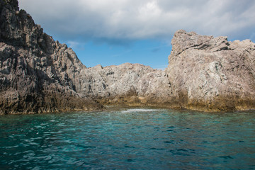 Costa selvaggia nella splendida isola di Ponza in Lazio