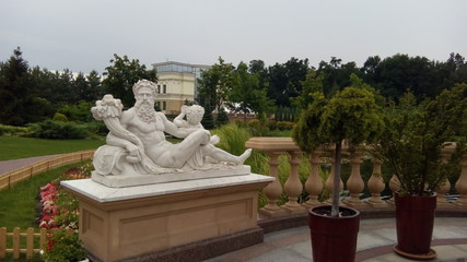 Obraz premium UKRAINE, MEZHYHIRYA - NOVEMBER 4, 2014. Marble statue of Zeus in the park Mezhyhirya