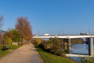 Fototapeta na wymiar Path along the river