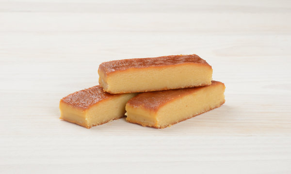 Turr&oacute;n de yema tostada en la mesa de madera blanca