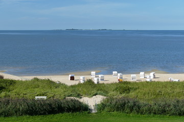 Fototapeta na wymiar Strand in Cuxhaven mit Blick auf die Insel Neuwerk