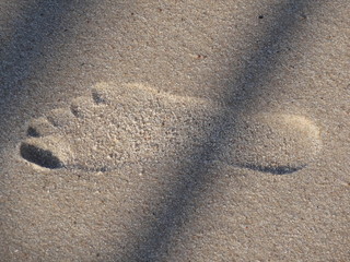 Fototapeta na wymiar Fußabdruck im Sand am Strand