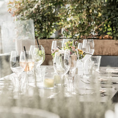 Schöne Tischdeko mit Weingläsern auf einer Hochzeit 