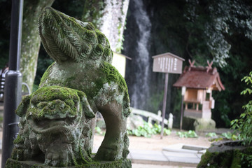 Fototapeta na wymiar statue in the japanese garden
