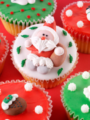 ICED CHRISTMAS CUPCAKES