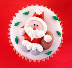 SINGLE CHRISTMAS CUPCAKE OVERHEAD