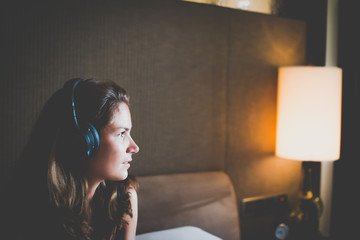 Junge Frau hört Musik in ihrem Zimmer
