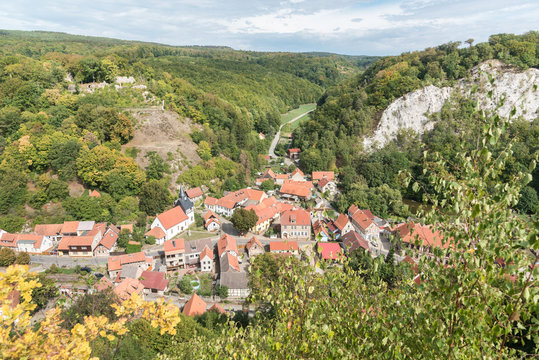 Blick von der Queste auf Questenberg -rechts im Bild Berg aus Gipsstein
