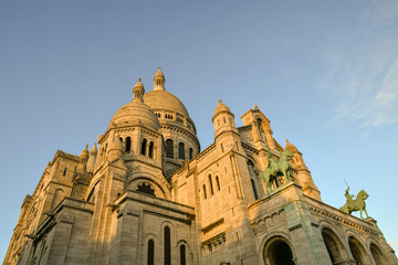 Obraz premium Close up of the Sacre Coeur Basilica in Montmartre district with the equestrian bronze statues of French national saints Joan of Arc and King Saint Louis IX