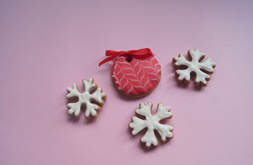  Christmas gingerbread on a pink background. Snowflakes and ball.