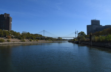 Obraz premium brücke fluss in mannheim hafen