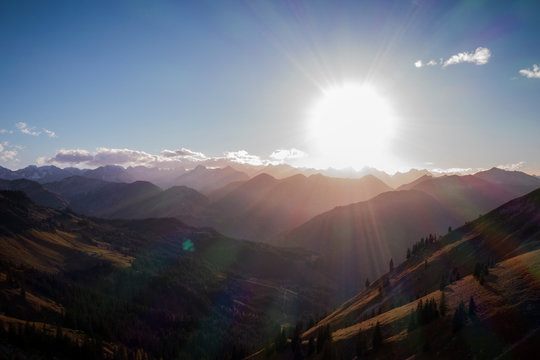 Sonnenuntergang &uuml;ber die Berge