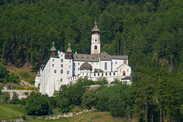 Fototapeta na wymiar Abtei Marienburg und Fürstenburg in Burgeis, Südtirol