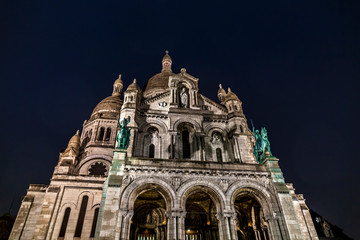 Fototapeta premium The Basilica of the Sacred Heart (Sacré-Coeur) by night in Paris, France