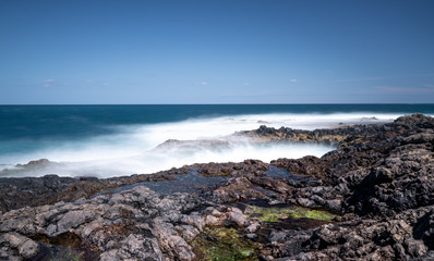 Langzeitbelichtung am Felsstrand 