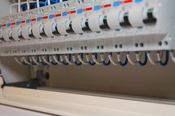 Installation of an electrical panel with difautomatics and automatic protection devices on a metal frame with flexible wires.