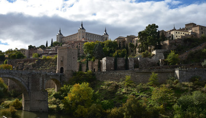Fototapeta na wymiar Remparts de Tolède en Espagne