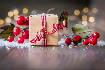 Weihnachten - Kleines Geschenk in Naturpapier auf Holz