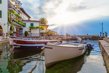 Fischerboote im Hafen von Limone am Gardasee bei Sonnenaufgang, Brescia, Lombardei, Italien