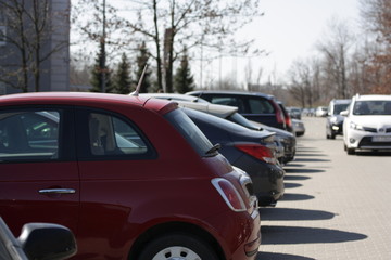 parking, samochody osobowe zaparkowane przy drodze © sandrqa