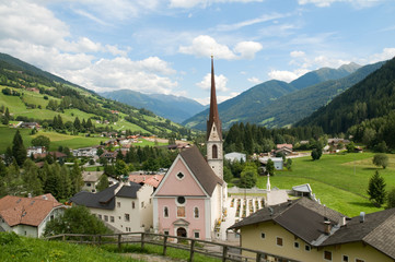 Fototapeta na wymiar Pfarrkirche in Mareit im Ridnauntal in Südtirol